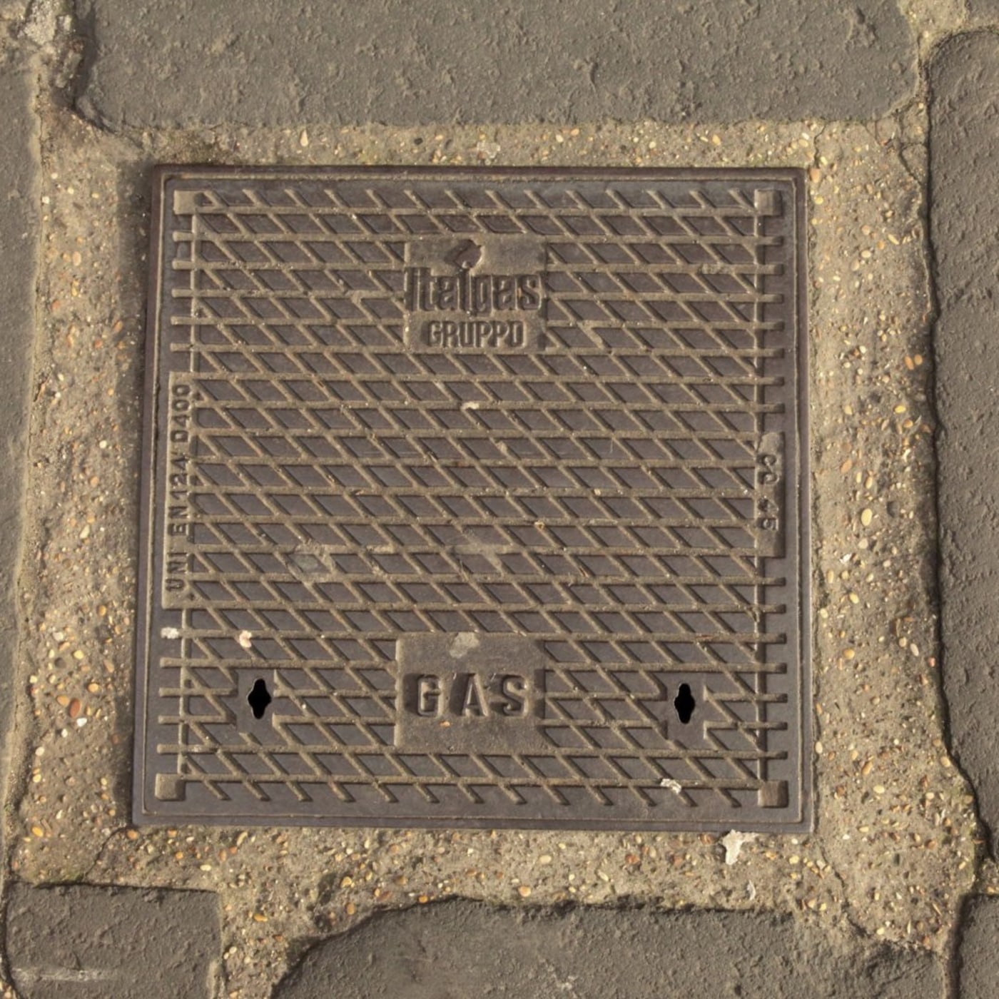Robustní geometrický vzor propletených kosočtverců pokrývá povrch tohoto exempláře, což naznačuje design zaměřený na str — CoverSpot
