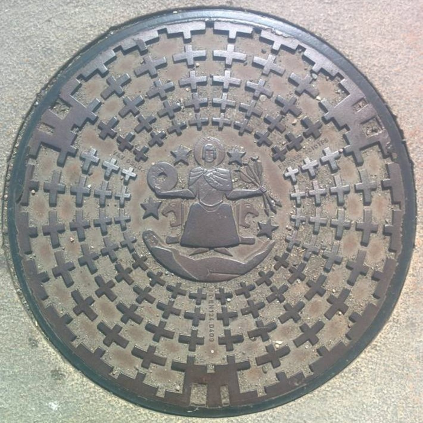 Centrální reliéf zobrazuje postavu v rouchu, stojící na půlměsíci a obklopenou hvězdami, držící disk a snop, což naznaču in Oslo, Oslo, Norway — CoverSpot