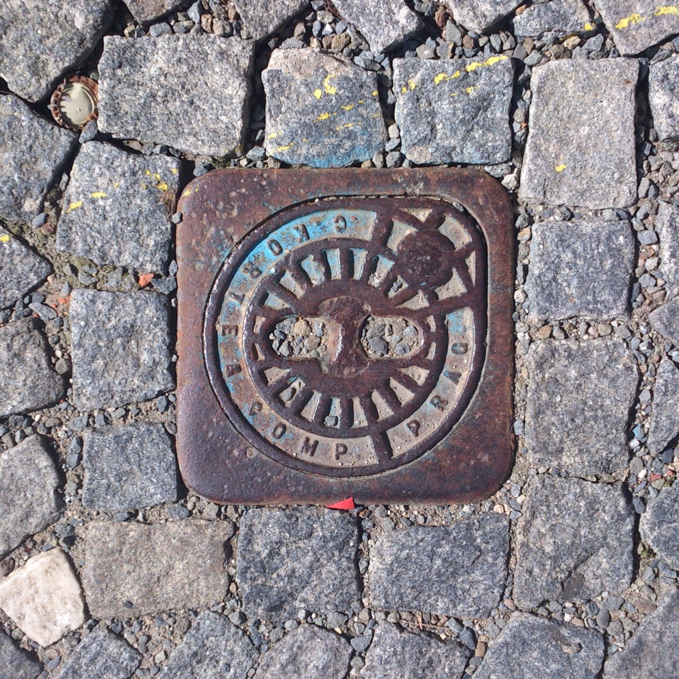 Centrální kruhový vzor s radiálními paprsky a dvěma erodovanými oválnými útvary dominuje tomuto exempláři. Modré zbytky  in Olomouc, Olomoucký, Czechia — CoverSpot