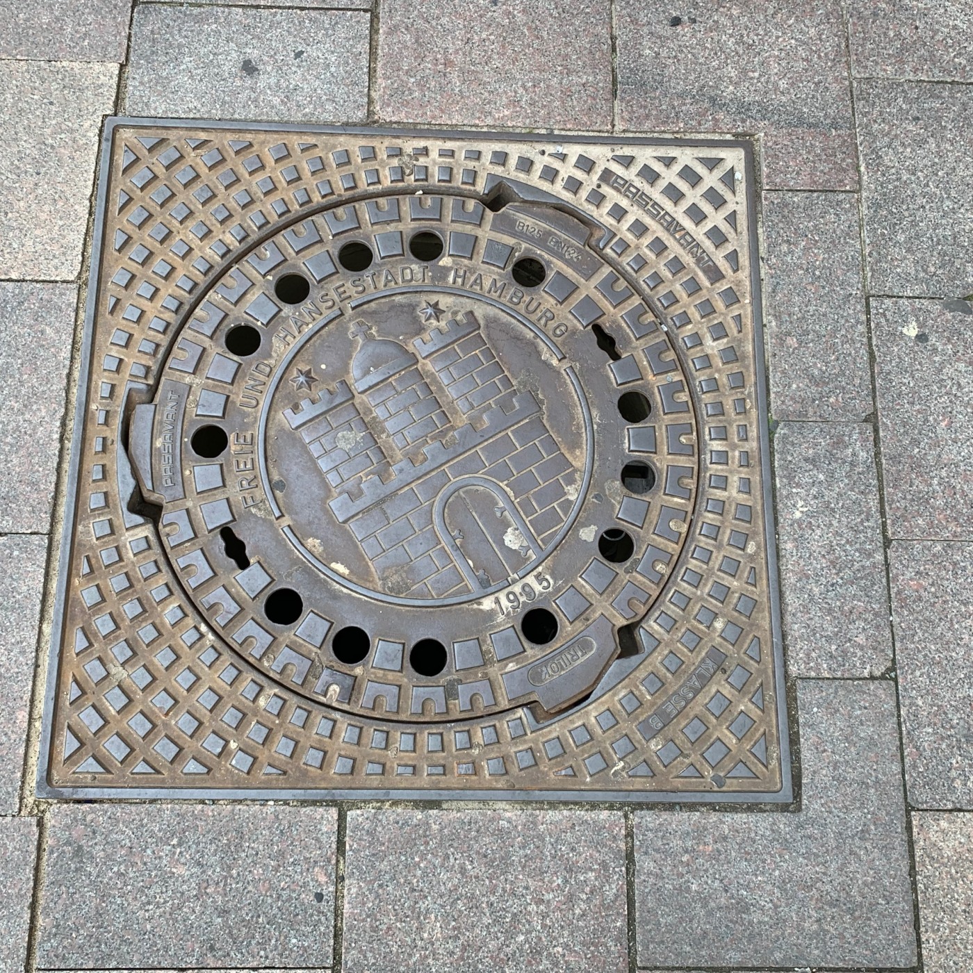 Vzácný exemplář městské infrastruktury z konce 20. století odhaluje detailní heraldický znak Svobodného a hanzovního měs in Hamburg, Germany — CoverSpot