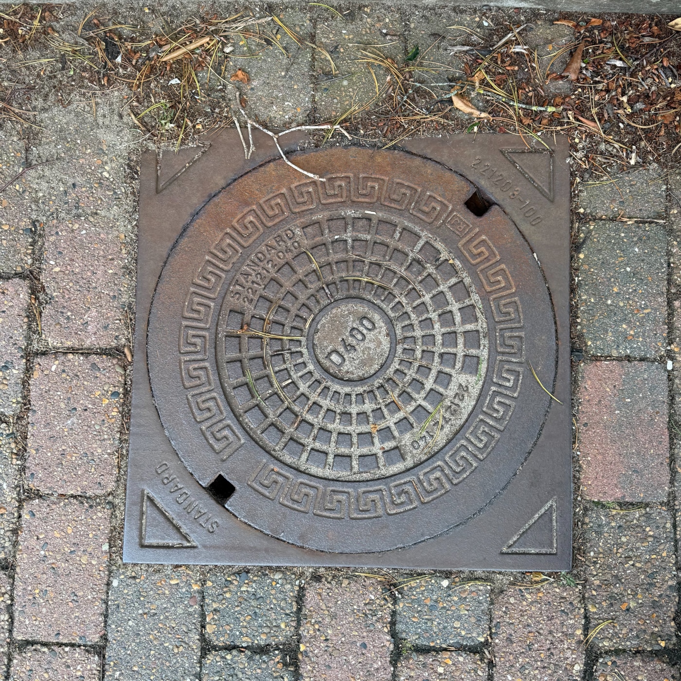 Na tomto exempláři je patrný výrazný geometrický vzor řeckého klíče, který obklopuje centrální kruhovou mřížku. Zřetelné in Billund, South Denmark, Denmark — CoverSpot