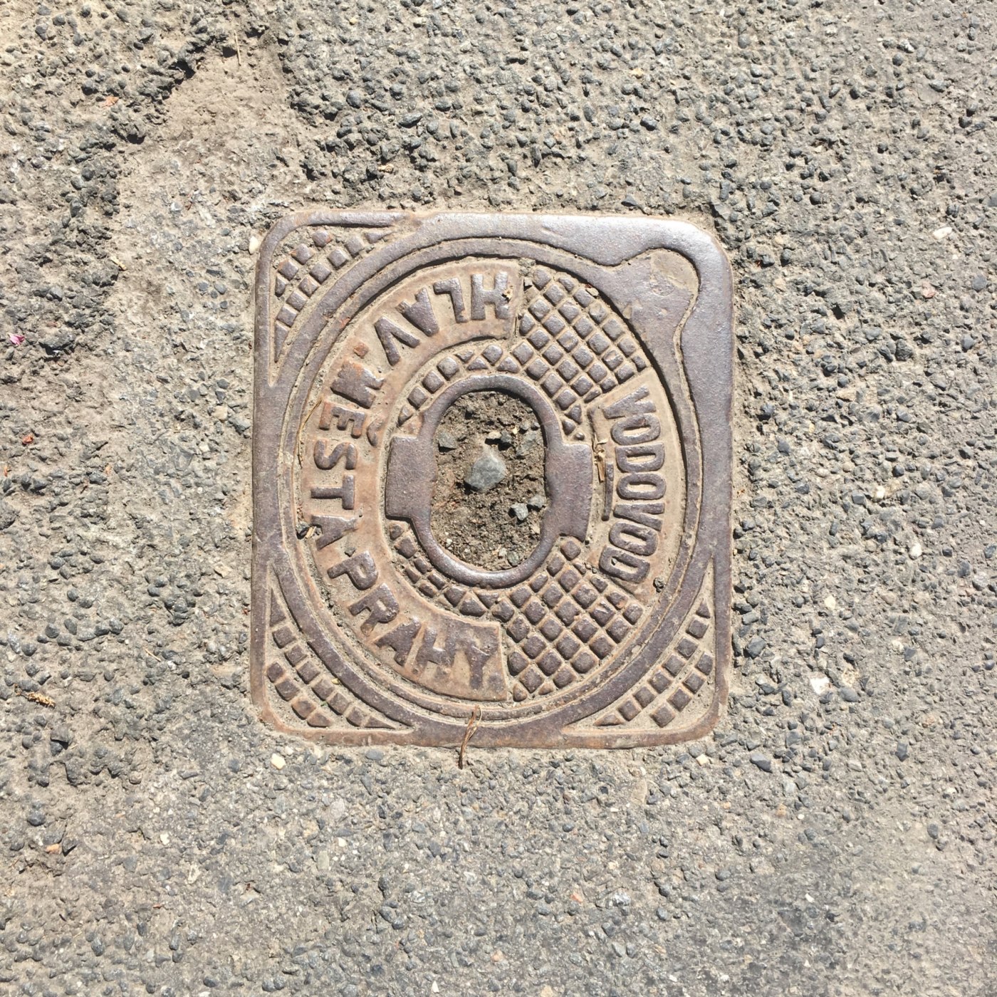 Kruhové nápisy na tomto exempláři odhalují jeho původ a funkci, s jasným odkazem na pražský vodovod. Geometrický vzor do in Prague, Czechia — CoverSpot
