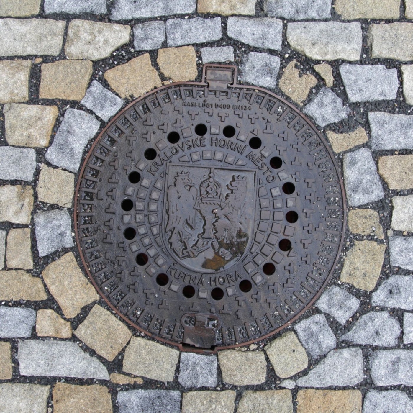 Centrální heraldický emblém, obklopený nápisem "KRÁLOVSKÉ HORNÍ MĚSTO KUTNÁ HORA", představuje klíčový identifikační prv in Kutná Hora, Czechia — CoverSpot