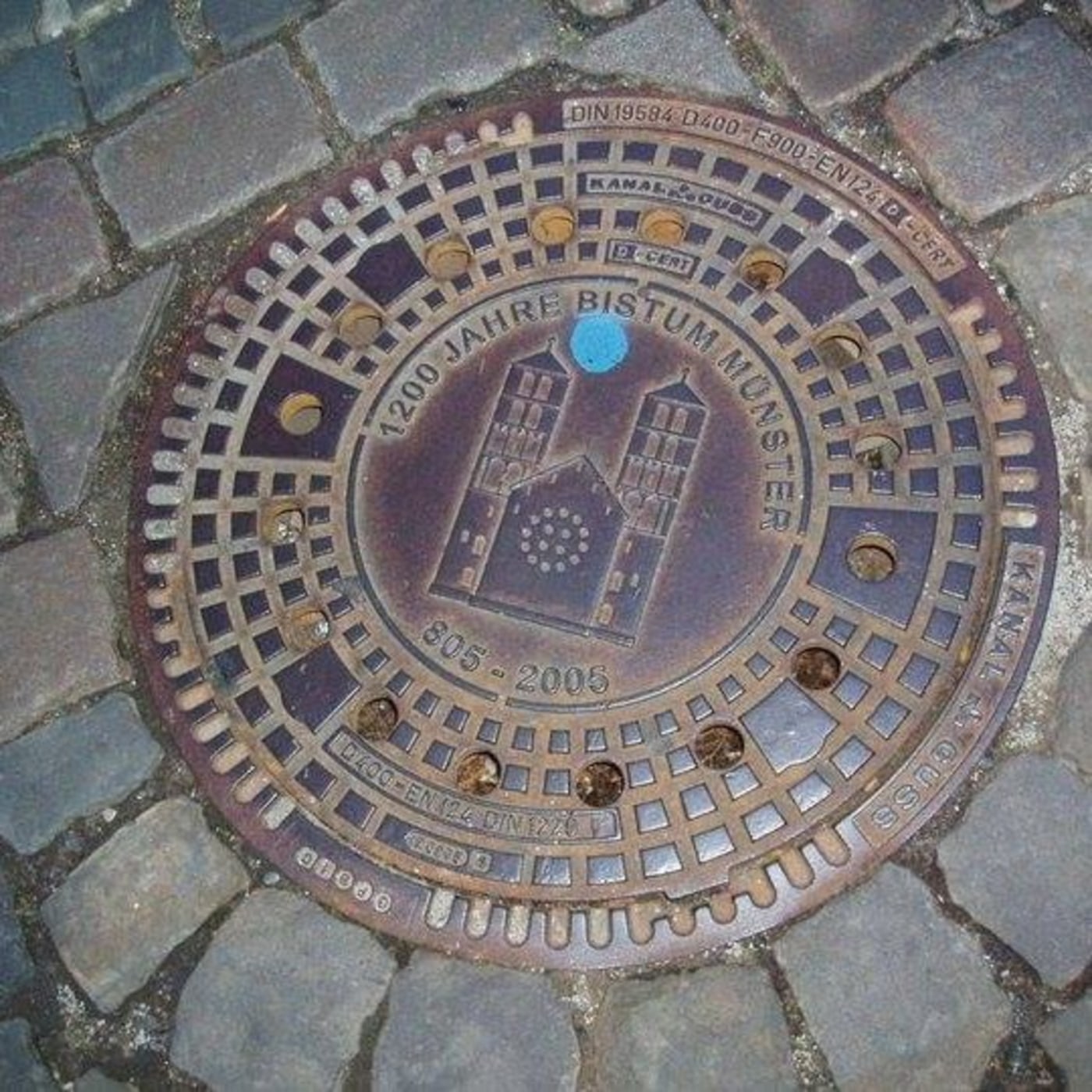 Centrální vyobrazení katedrály se dvěma věžemi dominuje tomuto exempláři, obklopené nápisy připomínajícími 1200 let bisk in Münster, Germany — CoverSpot