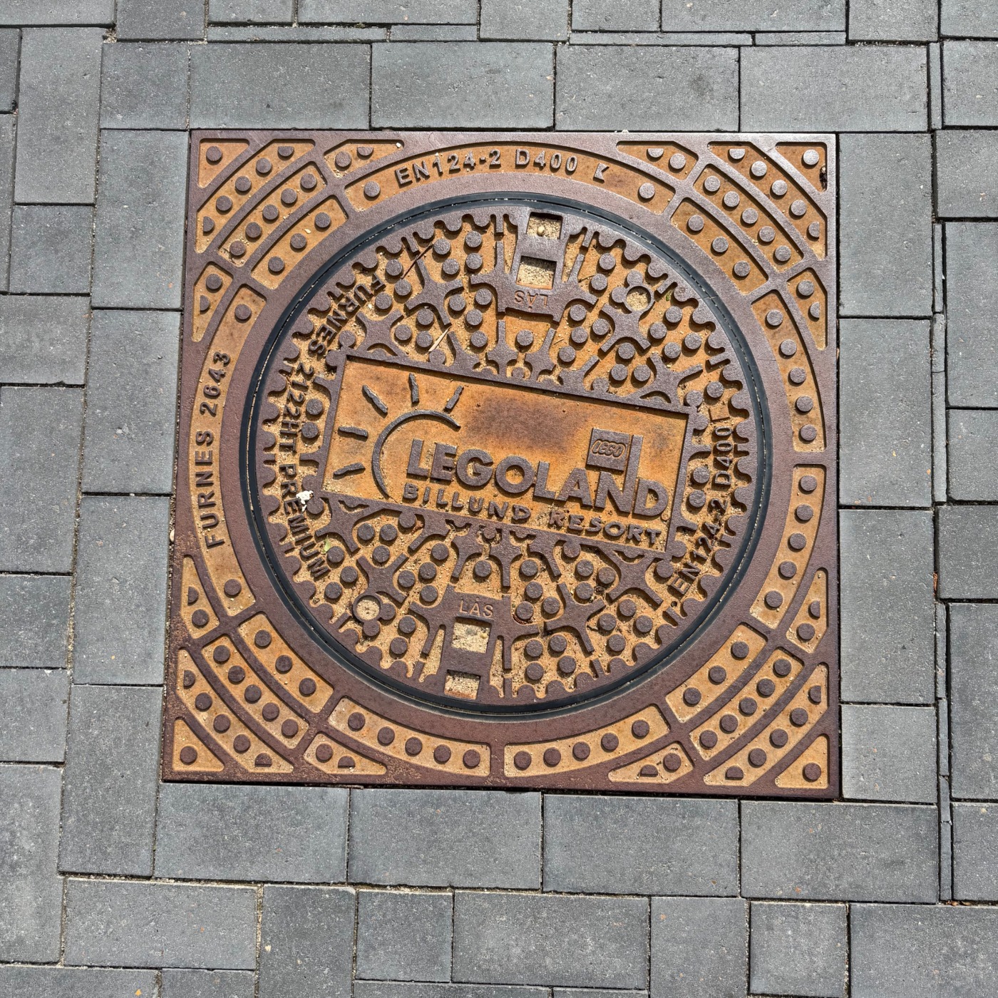 Detailní reliéf na tomto exempláři, s prominentním logem LEGOLAND BILLUND RESORT, okamžitě indikuje jeho specifickou geo in Billund, South Denmark, Denmark — CoverSpot