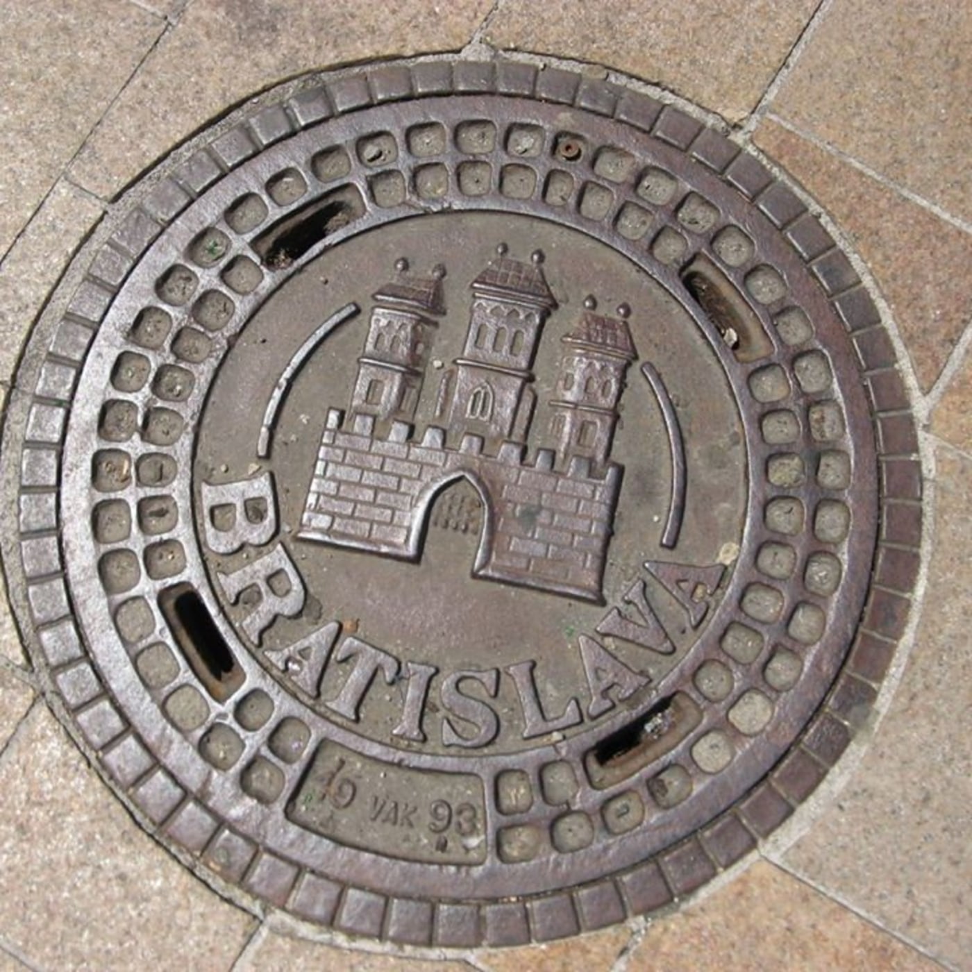 Reliéfní zobrazení Bratislavského hradu dominuje tomuto kruhovému poklopu, obklopenému nápisem "BRATISLAVA" a rokem výro in Bratislava, Slovakia — CoverSpot