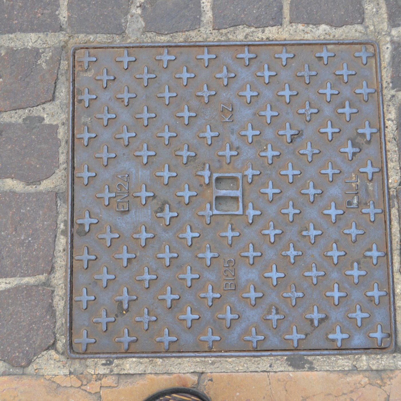 Mřížka opakujících se křížových motivů, uspořádaných v precizním geometrickém rastru, dominuje tomuto exempláři městské  in Avignon, France — CoverSpot