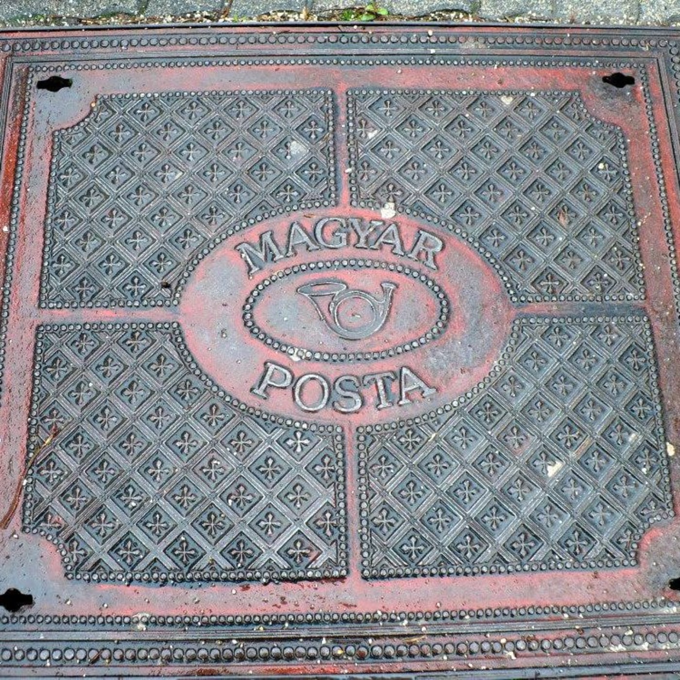 Uprostřed tohoto čtvercového exempláře z litiny se nachází oválný emblém s nápisem 'MAGYAR POSTA' a poštovním rohem, obk in Budapest, Hungary — CoverSpot