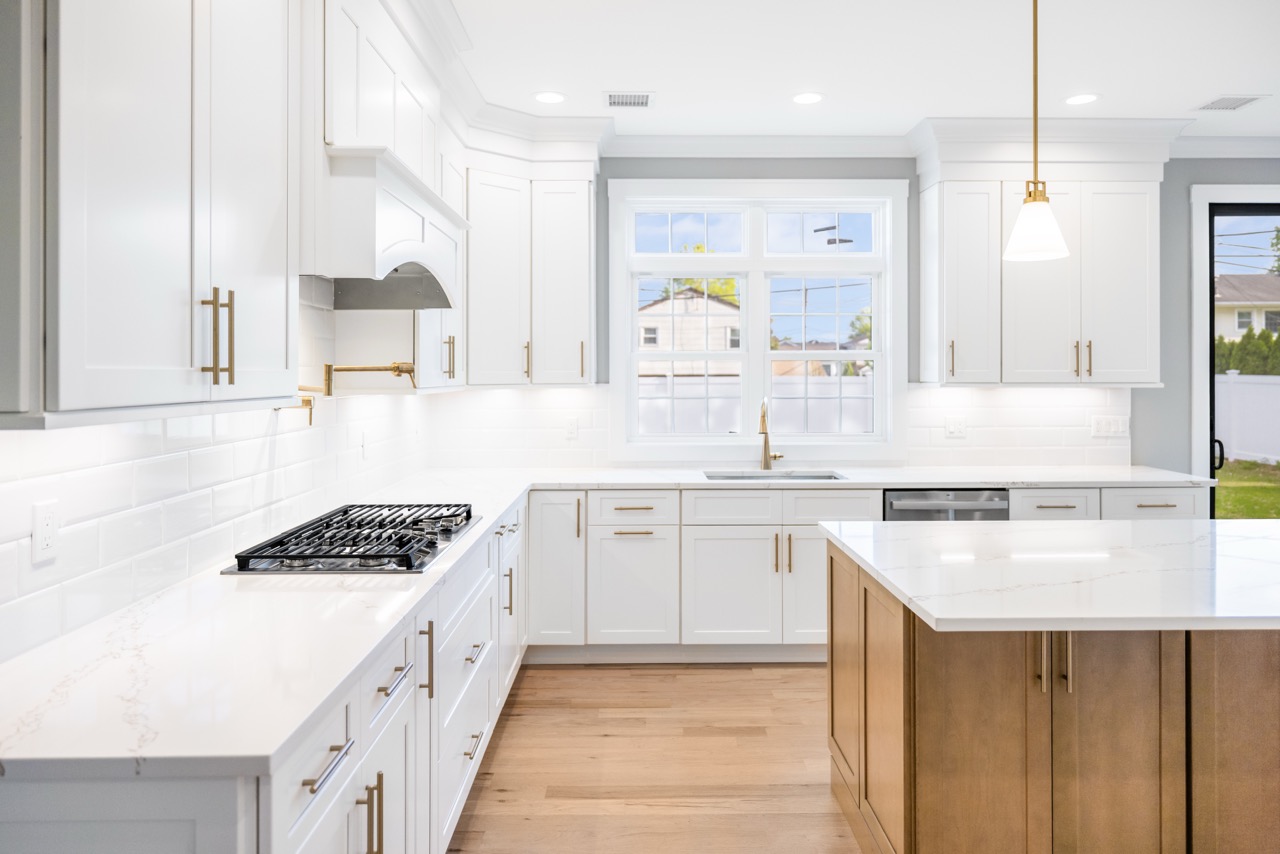 White kitchen with gold hardware