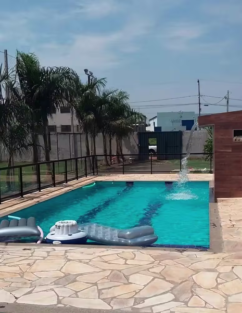 Chácara Britos em Londrina, PR - Capacidade para 150 pessoas - Com churrasqueira_coberta, campo_futebol, salao_festa
