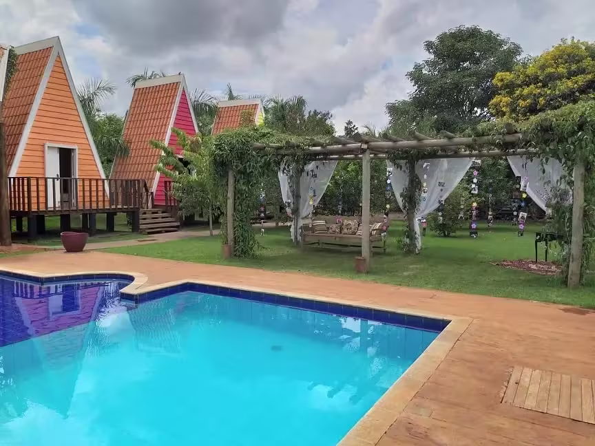 Ranxo 3 Xalés em Londrina, PR - Capacidade para 50 pessoas - Com estacionamento, piscina, mesas_cadeiras
