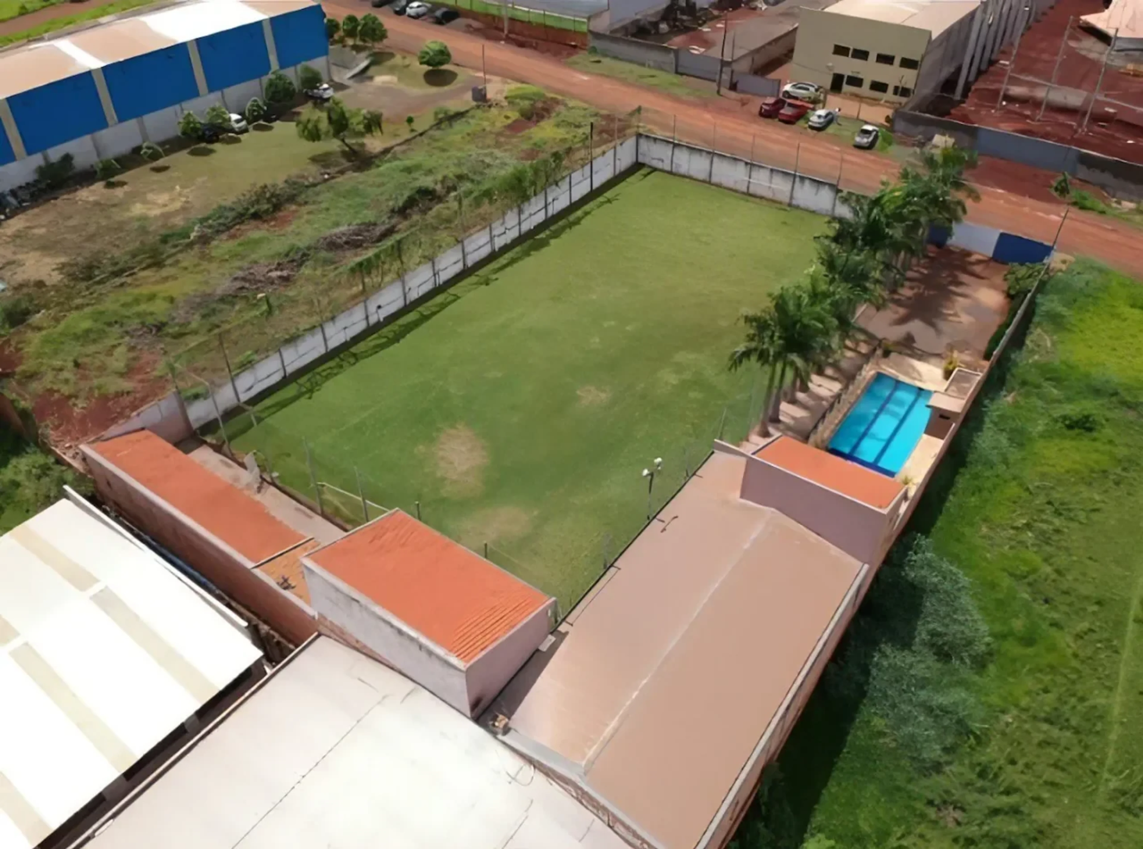 Chácara Britos em Londrina, PR - Capacidade para 150 pessoas - Com churrasqueira_coberta, campo_futebol, salao_festa