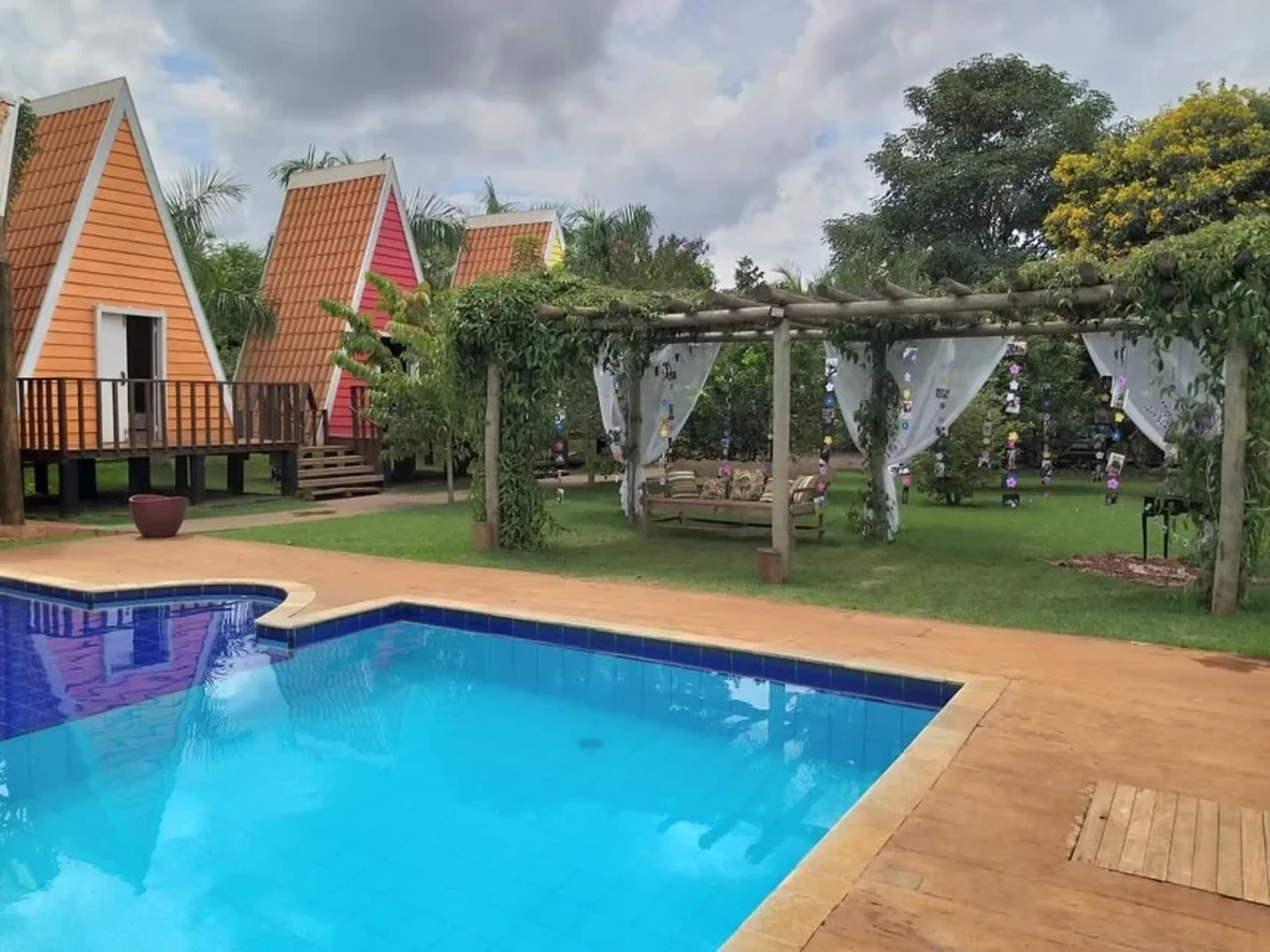 Ranxo 3 Xalés em Londrina, PR - Capacidade para 50 pessoas - Com estacionamento, piscina, mesas_cadeiras
