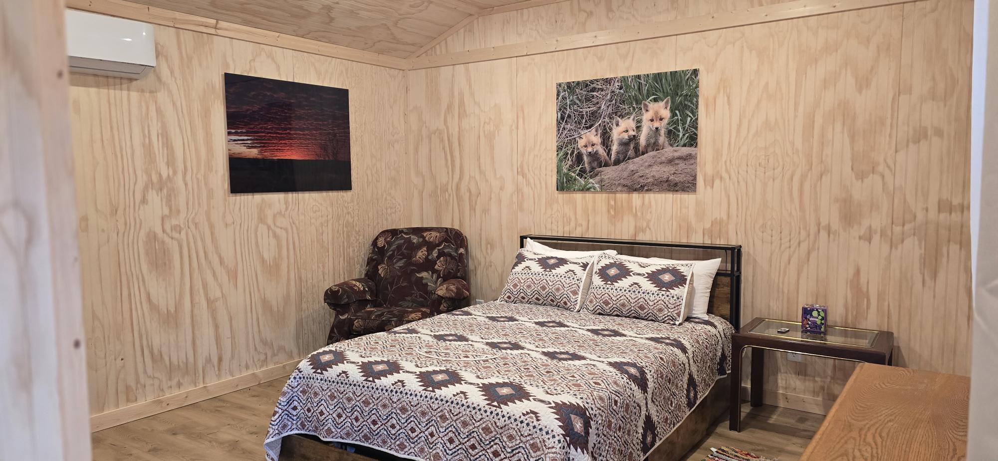 Fox Cabin bedroom suite