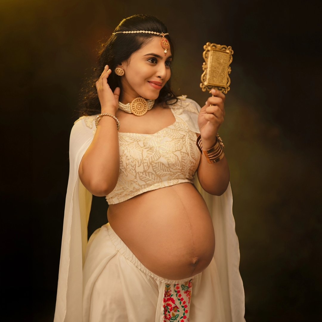 Tot In Shot Maternity Photoshoot