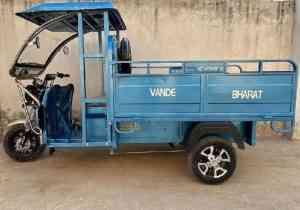 https://res.cloudinary.com/dz4x78ghb/image/fetch/c_scale,q_30,w_300,f_auto/https://www.trucksbuses.com/uploads/29235_f116ba07711f4d7f9843680a9cab7023vande-bharat-ldr-3-wheeler-pic.jpg