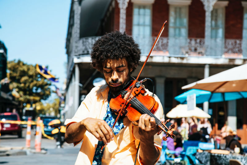 Músico tocando violino