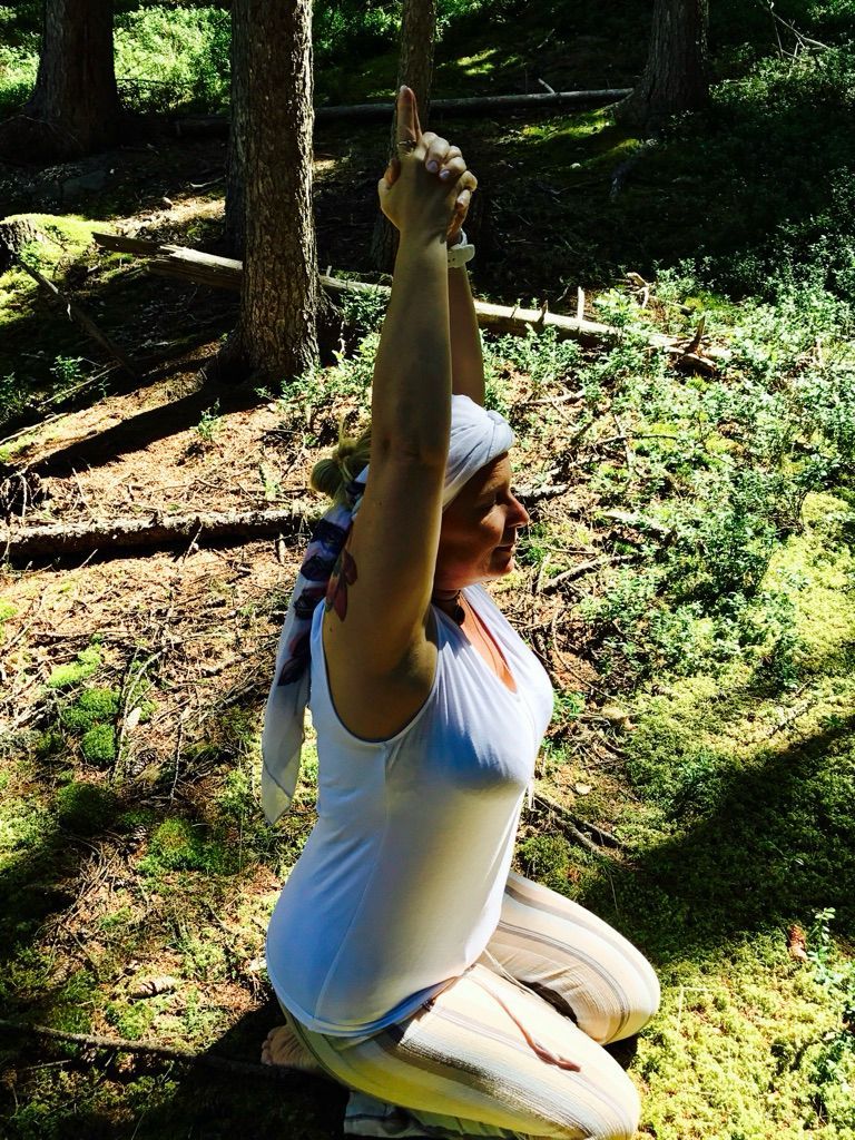 Marie Pierre dans une posture de yoga Kundalini