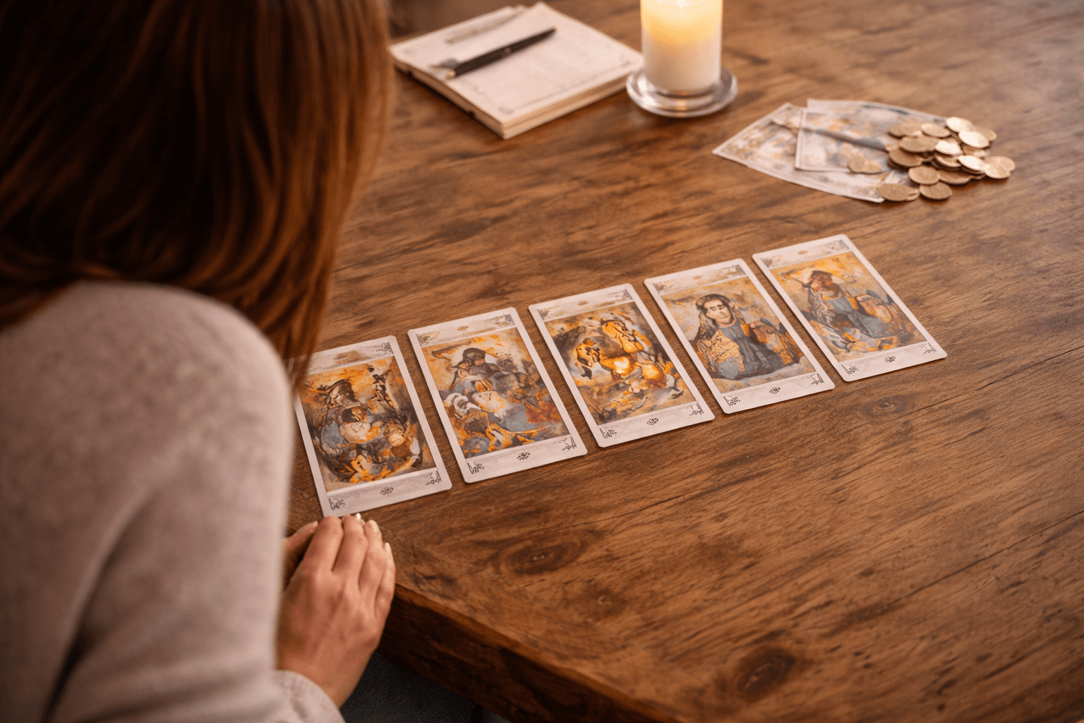 femme en train de tirer les tarots pour identifier son rapport a l'argent