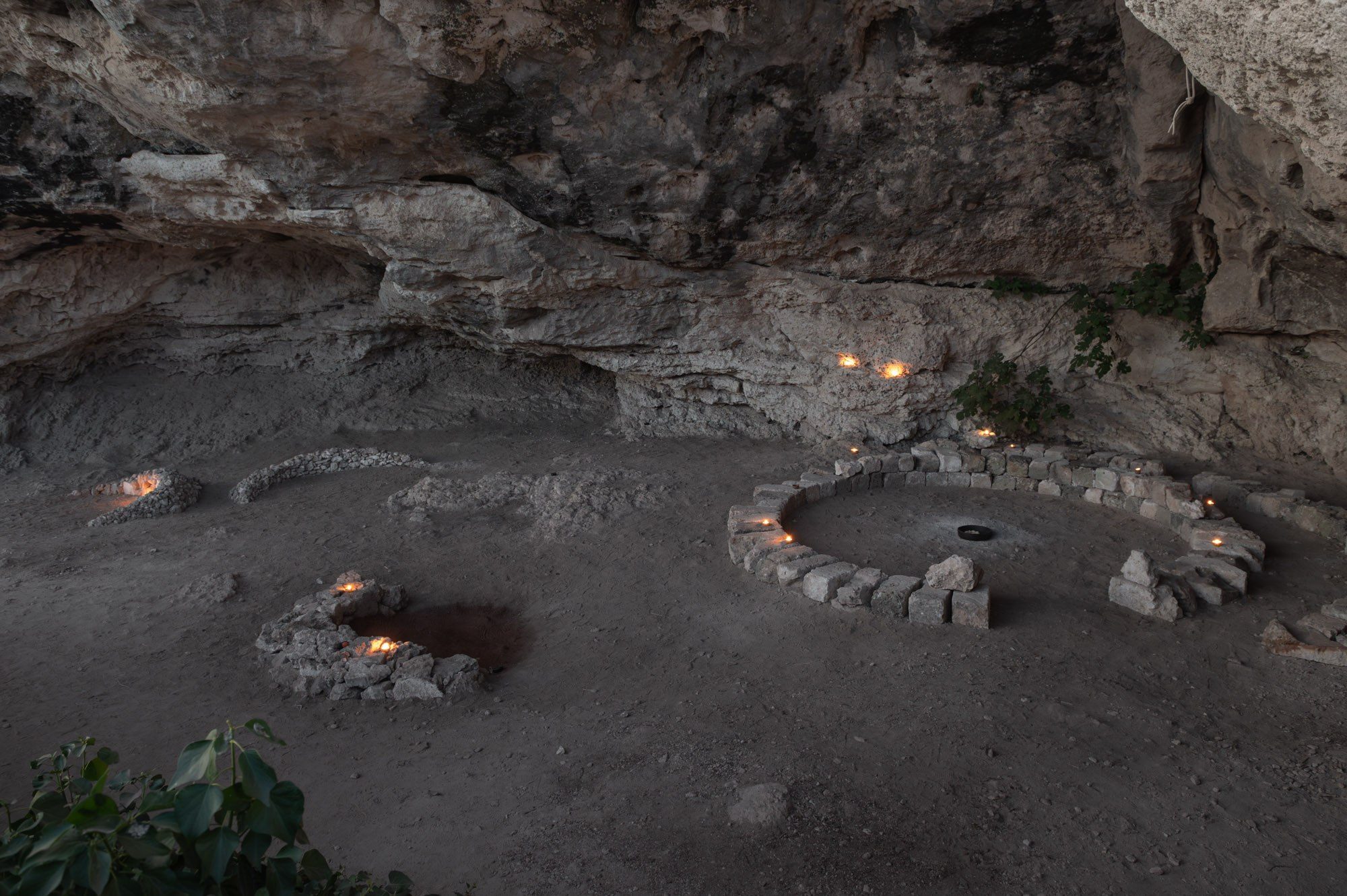 Mi aspetto che il sole mi illumini ancora di Ilare alla grotta di Cava Su Giardinu, Monteleone Rocca Doria, Una Boccata d'Arte 2026