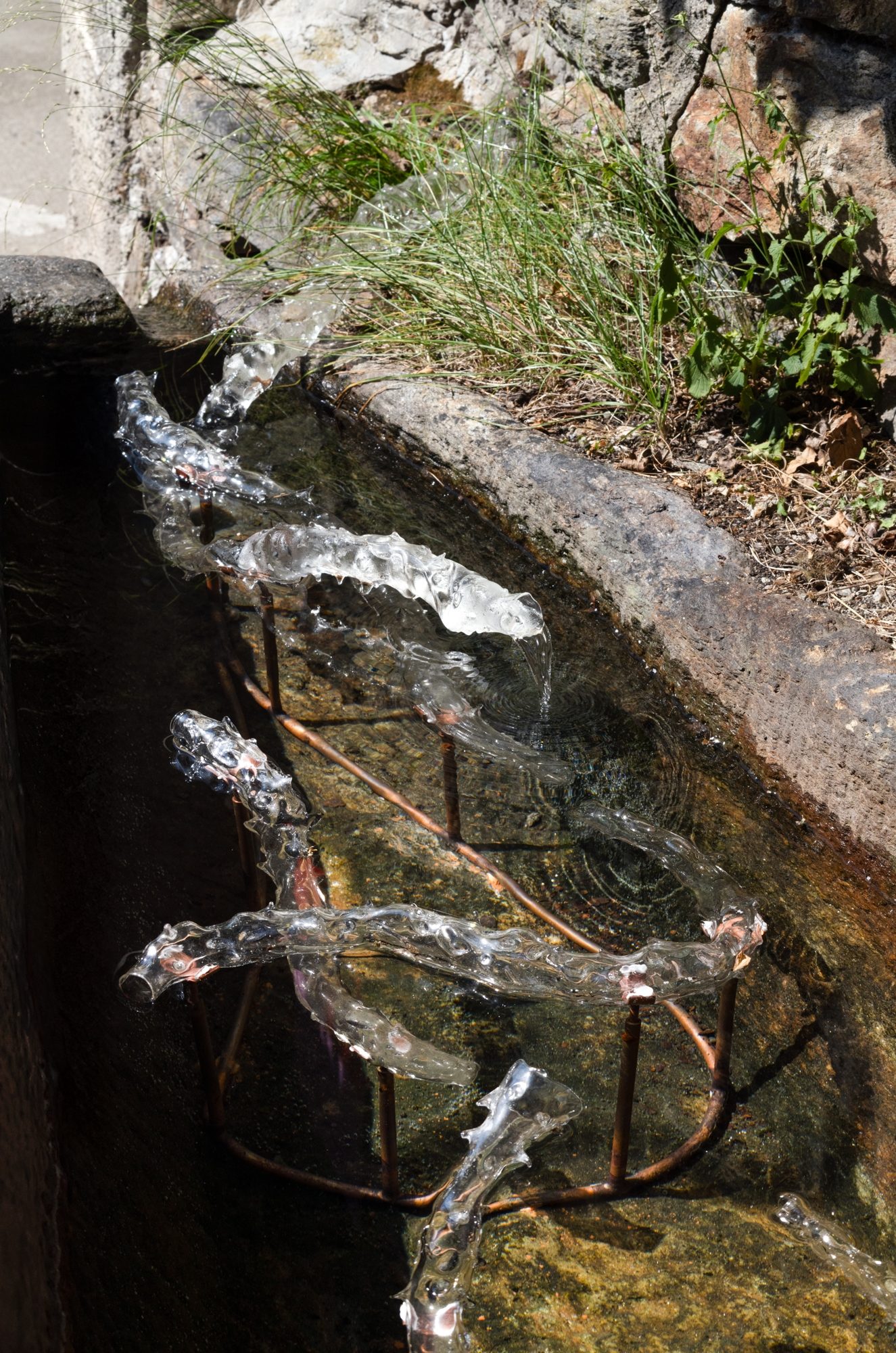 Se ascolti tutto risponde di Enea Toldo a Fontainemore, installazione in vetro borosilicato, Una Boccata d'Arte 2026