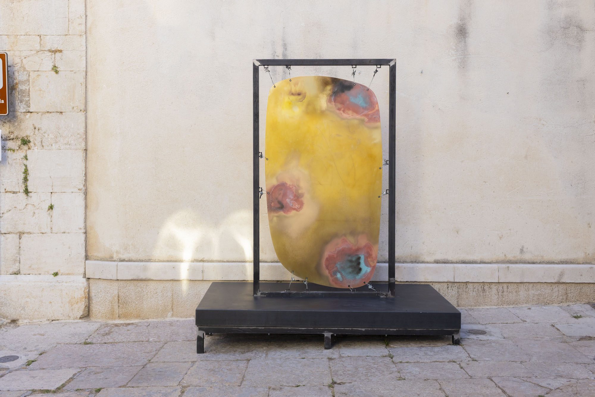 In questo frangente di Enrico Malatesta a Ischitella, lastra di ottone ossidato, Una Boccata d'Arte 2026
