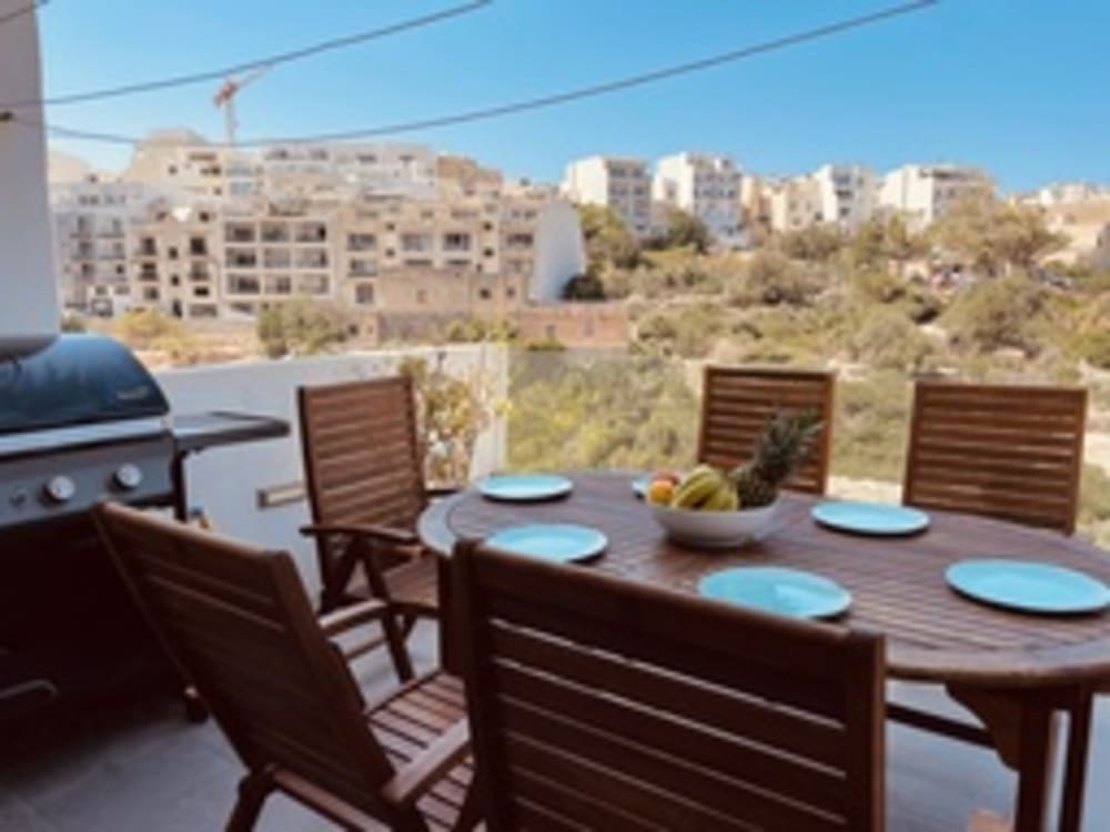 Charming Spacious 4-Bedroom Terraced House with Valley Views in St Julians — St Julian's, Malta