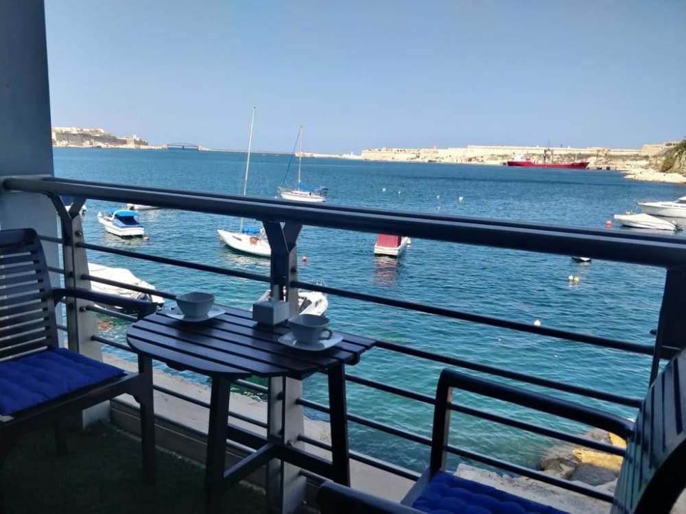 Stunning Seafront 3-Bedroom Apartment with Panoramic Harbour Views in Birgu — Birgu, Malta