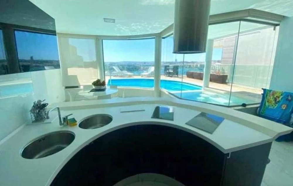 Luxury Designer-Furnished 3-Bedroom Penthouse with A Private Pool, A Jacuzzi & An Expansive Terrace in Sliema — Sliema, Malta
