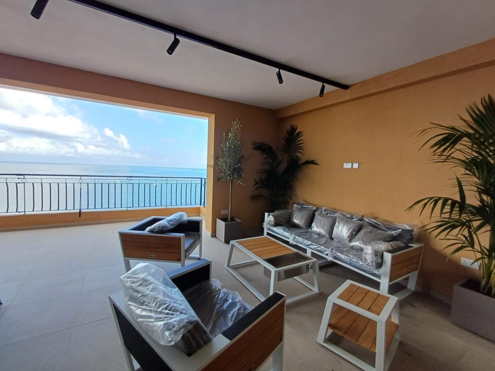 Magnificent Designer-Finished 196 sqm 3-Bedroom Seafront Apartment in Sliema — Sliema, Malta