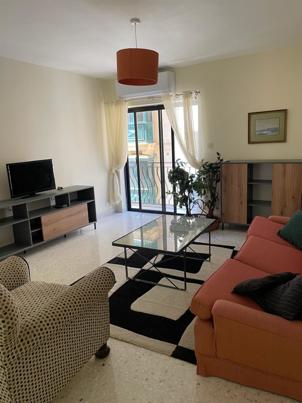Bright & Airy 90 sqm Apartment with Side Sea Views in Sliema — Sliema, Malta