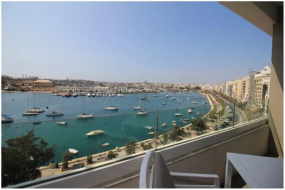 Luxurious Designer Finished 120sqm 2-Bedroom Apartment with Valletta Views in Sliema — Sliema, Malta