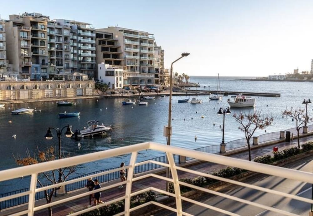 Beautiful Seafront House in Spinola Bay in St. Julians — St Julian's, Malta