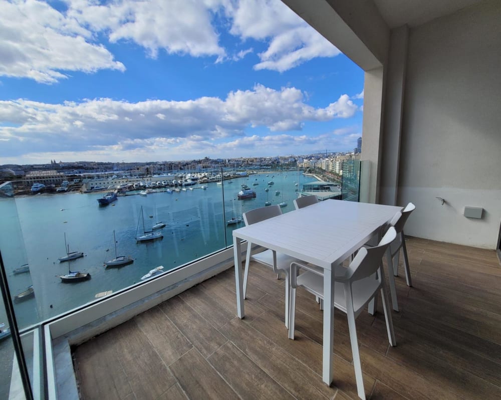Stunning Seafront 2-Bedroom Apartment with A Large Terrace in Sliema — Sliema, Malta