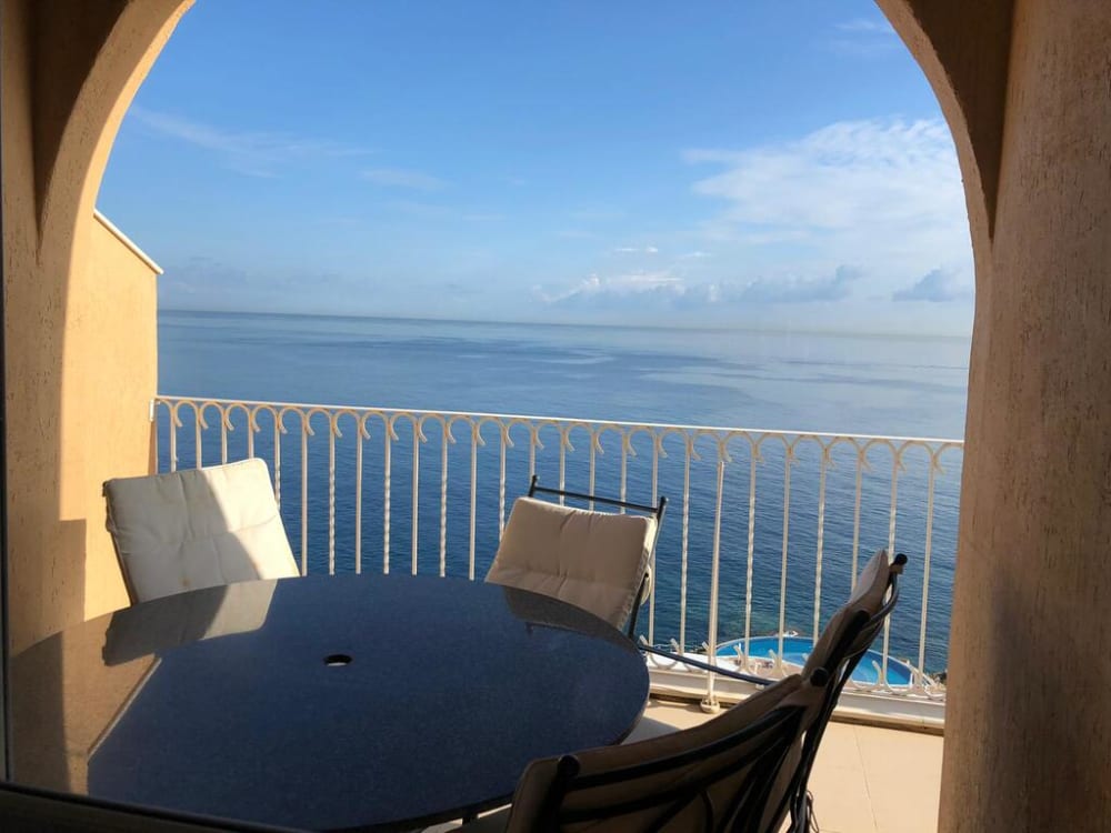 Stunning Seafront 3-Bedroom Apartment in Sliema — Sliema, Malta
