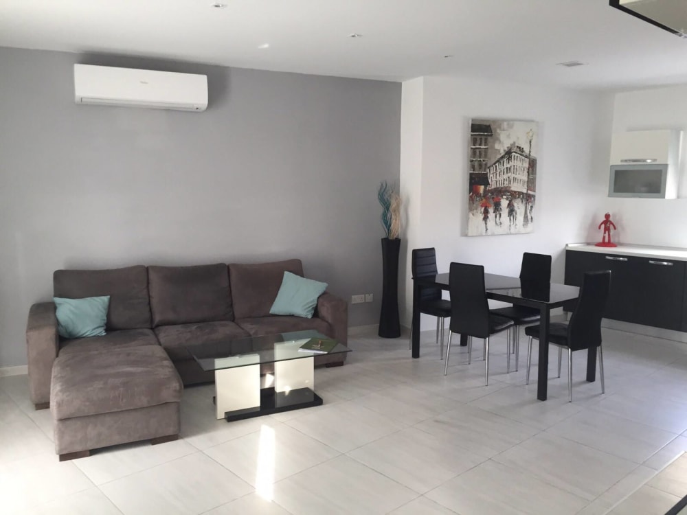 Bright Modern 2-Bedroom Penthouse with Large Terraces in Sliema — Sliema, Malta