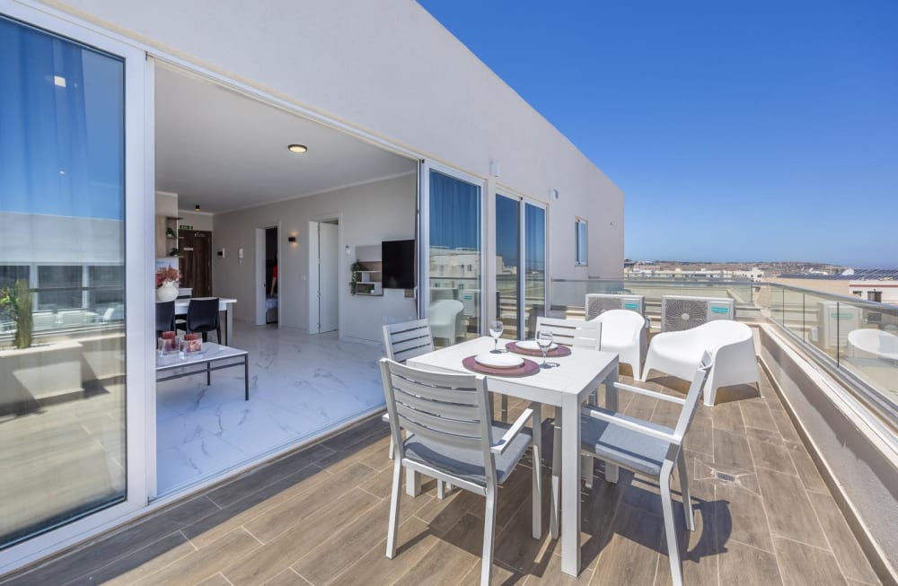 Stunning Modern 3-Bedroom Penthouse with Sea Views in Qawra — Qawra, Malta