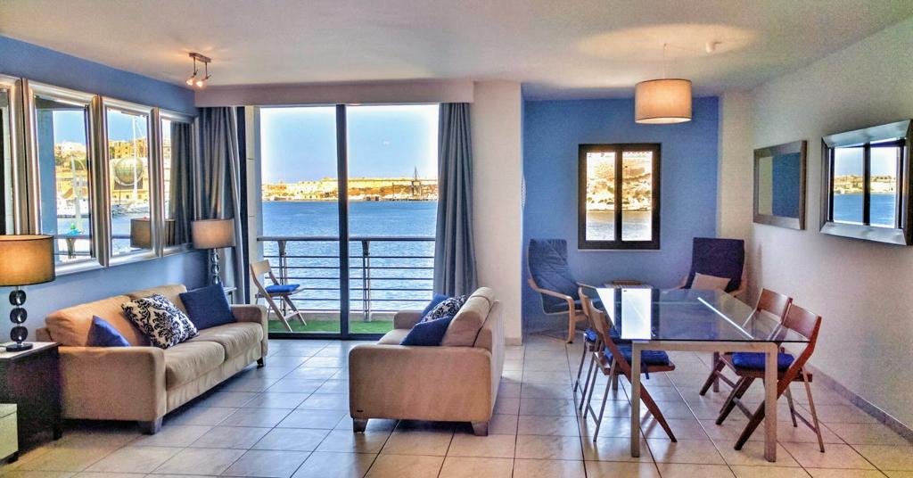 Stunning Seafront 3-Bedroom Apartment with Panoramic Harbour Views in Birgu — photo 2