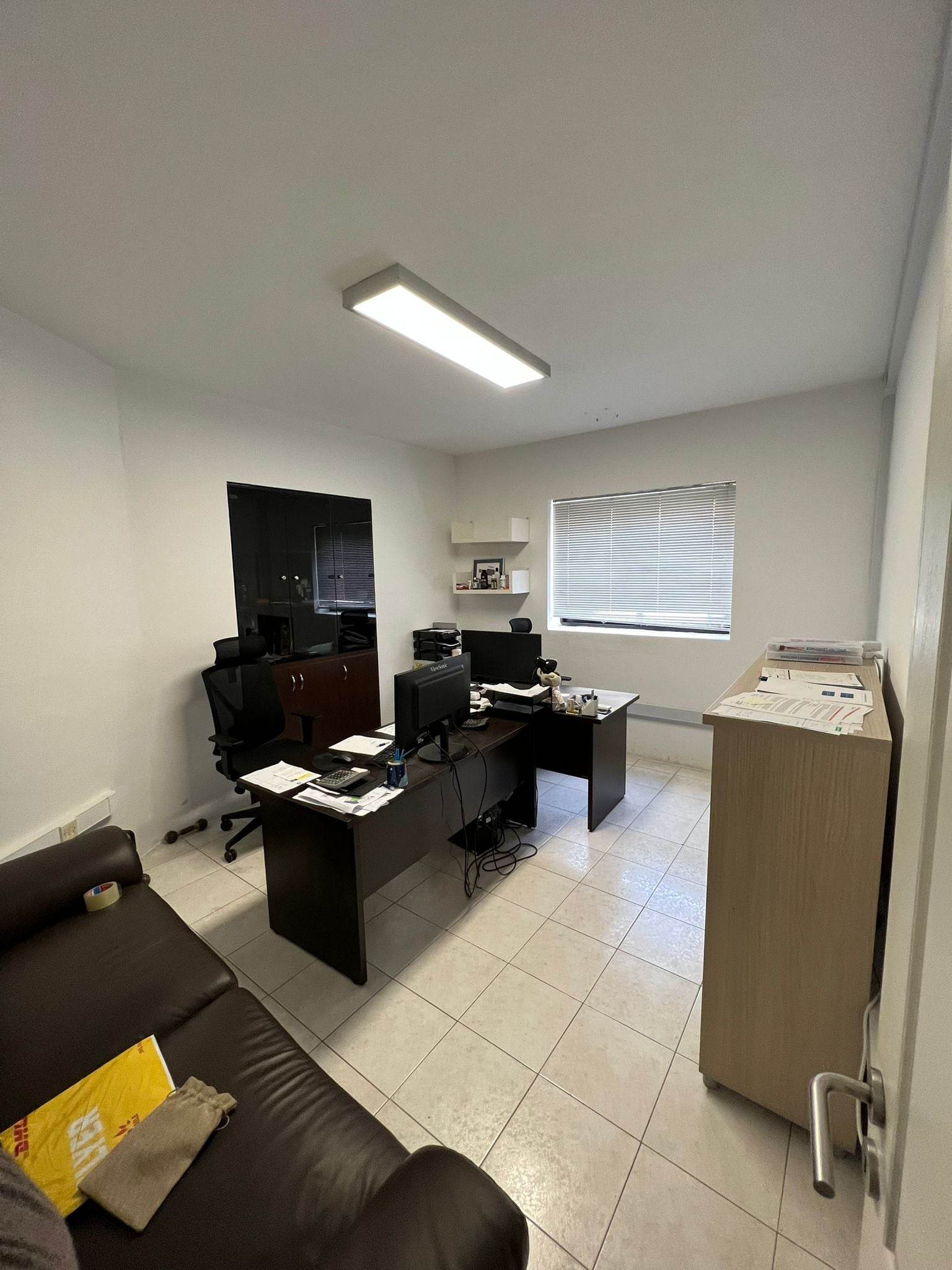 Bright Corner Ready-to-Move-Into Office in Gzira — photo 3