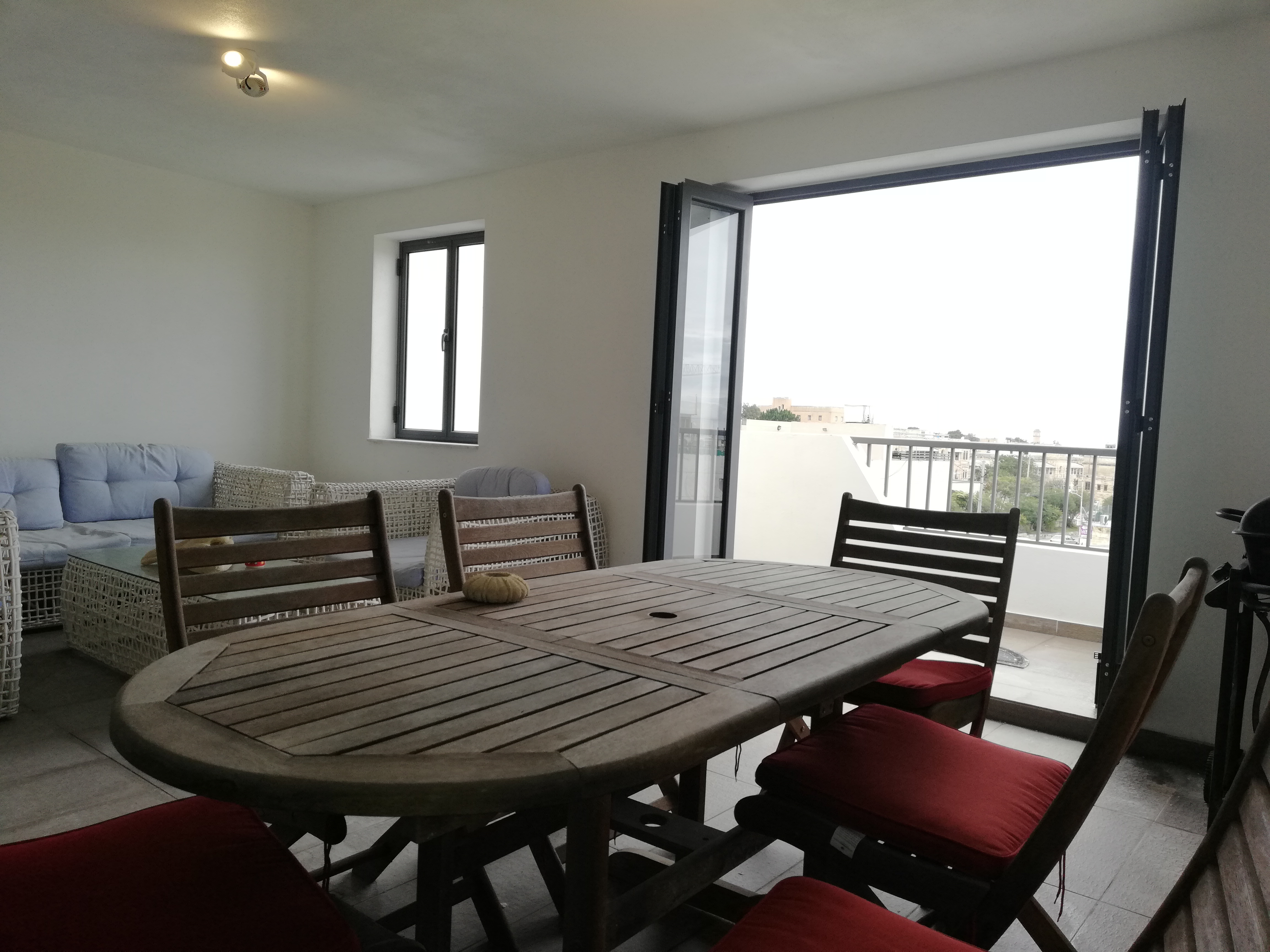 Bright & Modern 2-Bedroom Penthouse with A Large Terrace in Ibragg — photo 2