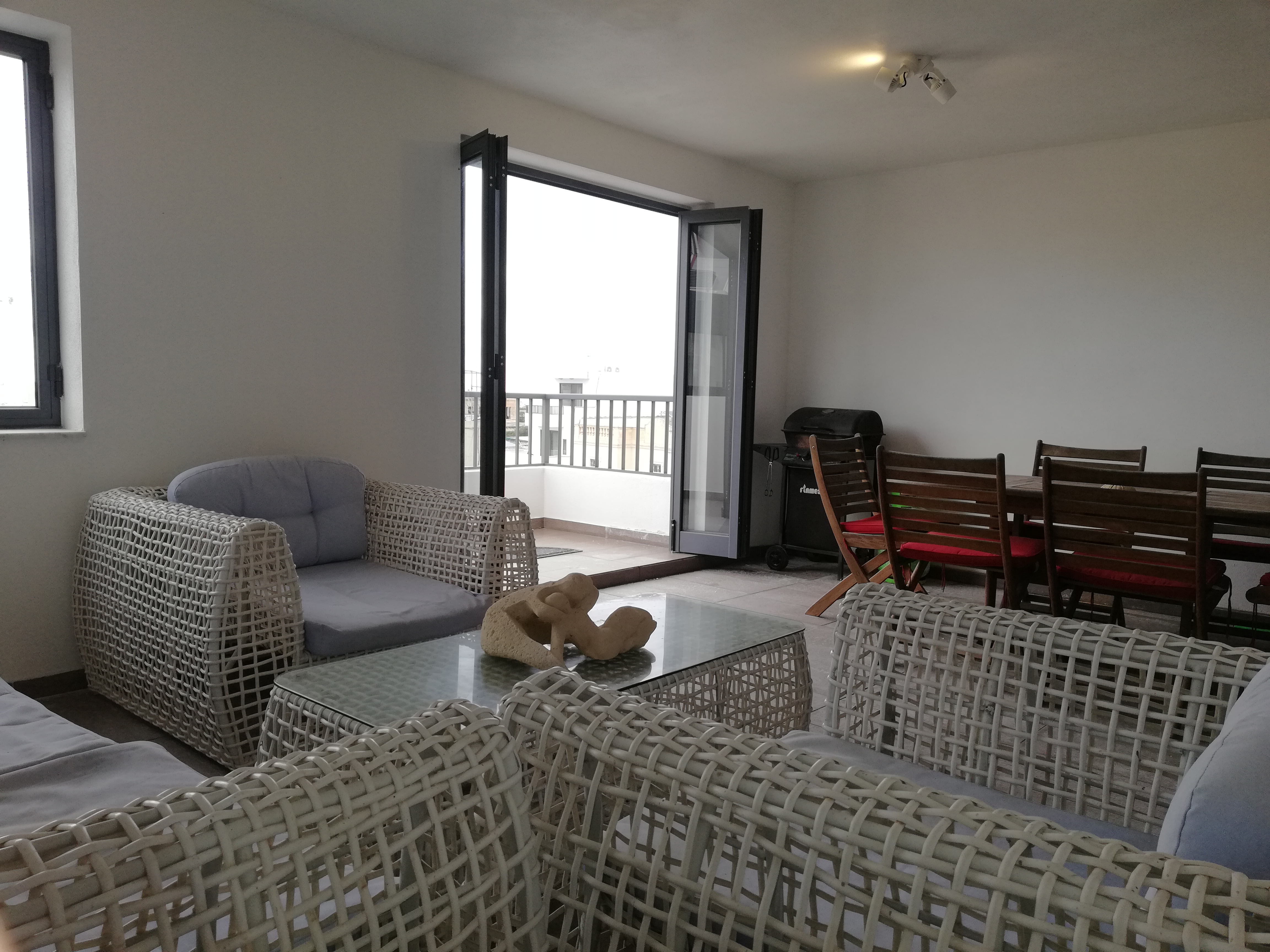 Bright & Modern 2-Bedroom Penthouse with A Large Terrace in Ibragg — photo 3