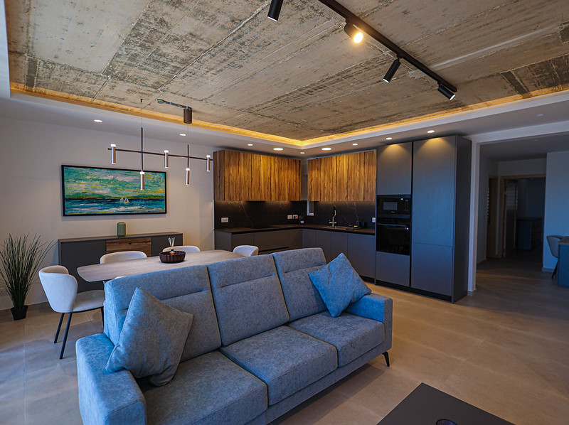 Stunning Modern Designer 2-Bedroom Apartment with A Large Terrace in Pembroke — photo 2