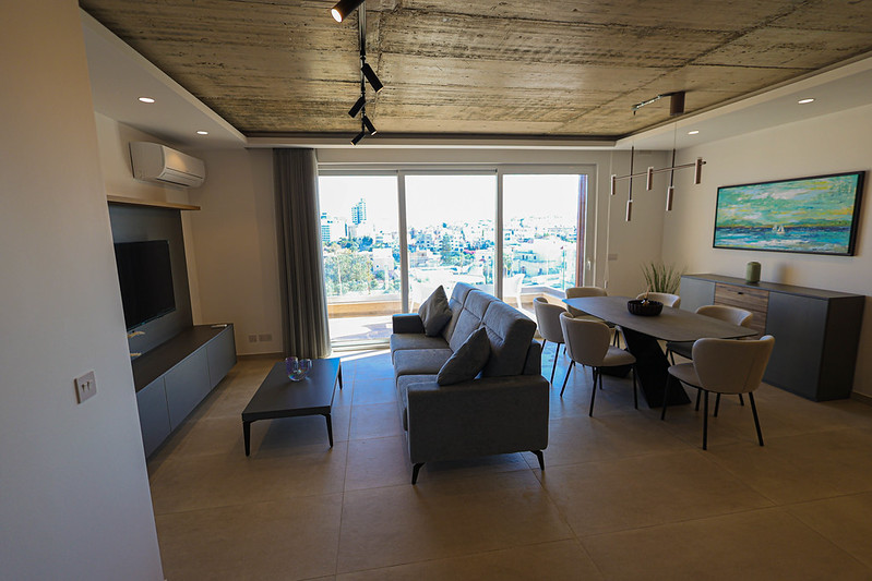 Stunning Modern Designer 2-Bedroom Apartment with A Large Terrace in Pembroke — photo 3