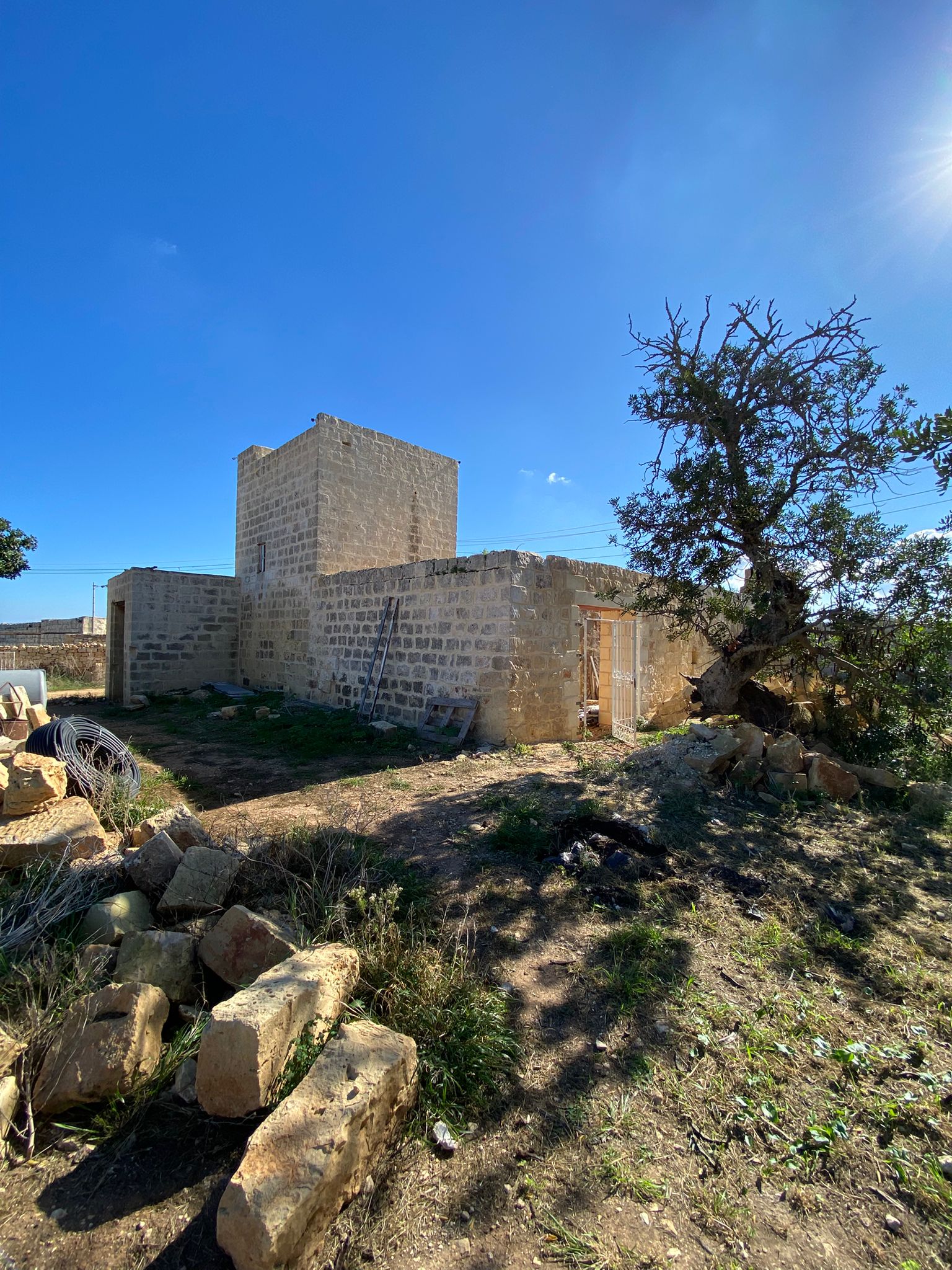 Majestic Freehold 4400 sqm Farmhouse with Approved Plans & Pool in Madliena — photo 2