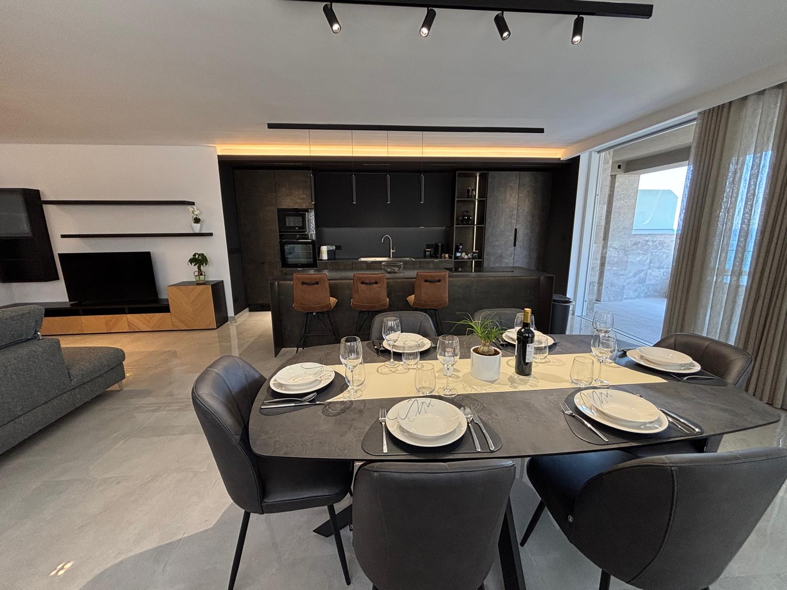 Luxury Furnished 3-Bedroom Sea View Apartment in Qawra — photo 3