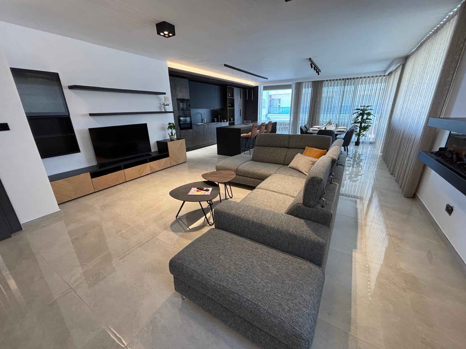 Luxury Furnished 3-Bedroom Sea View Apartment in Qawra — photo 2