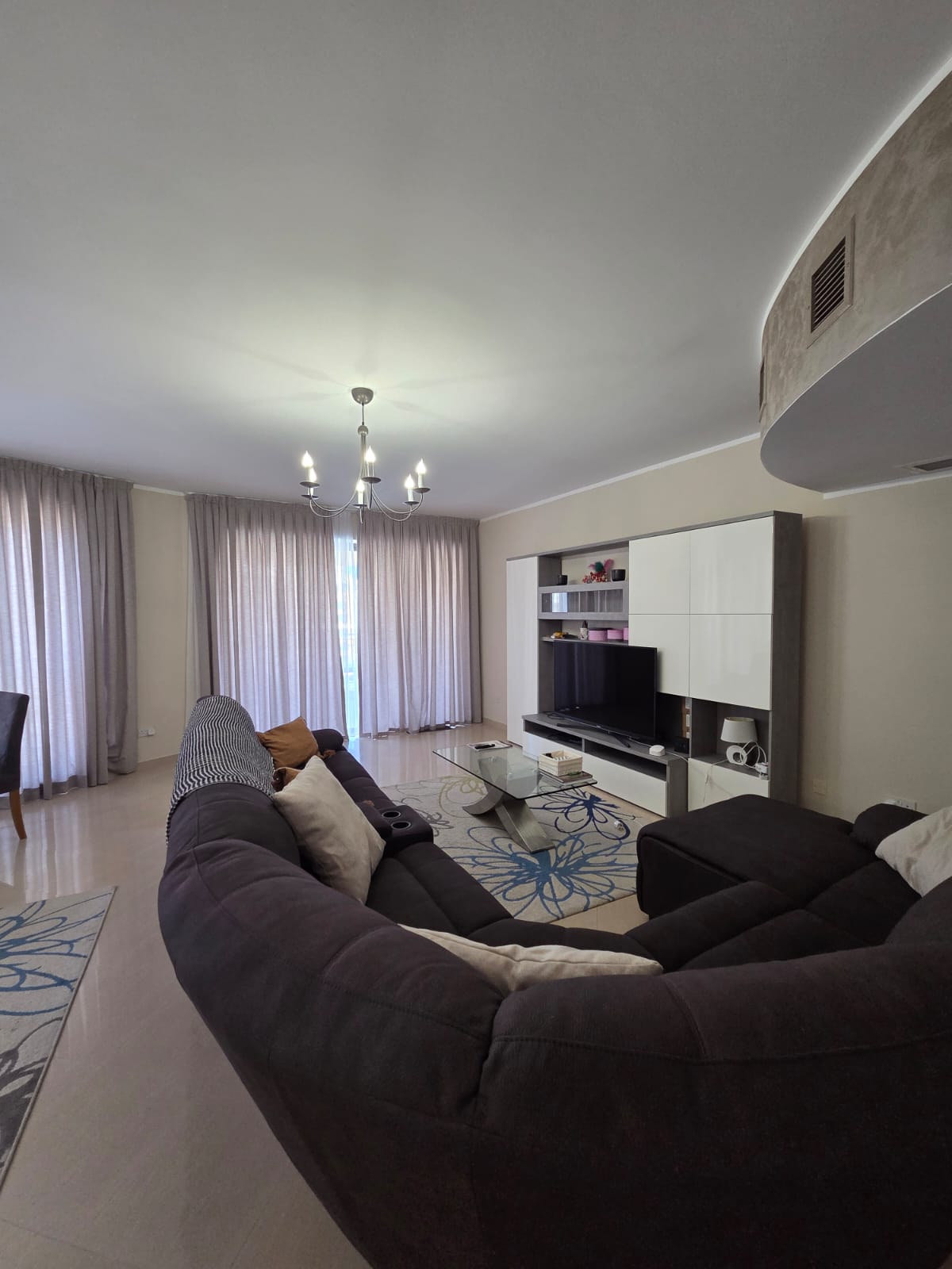 Luxurious Designer-Finished 3-Bedroom Apartment in Portomaso — photo 2