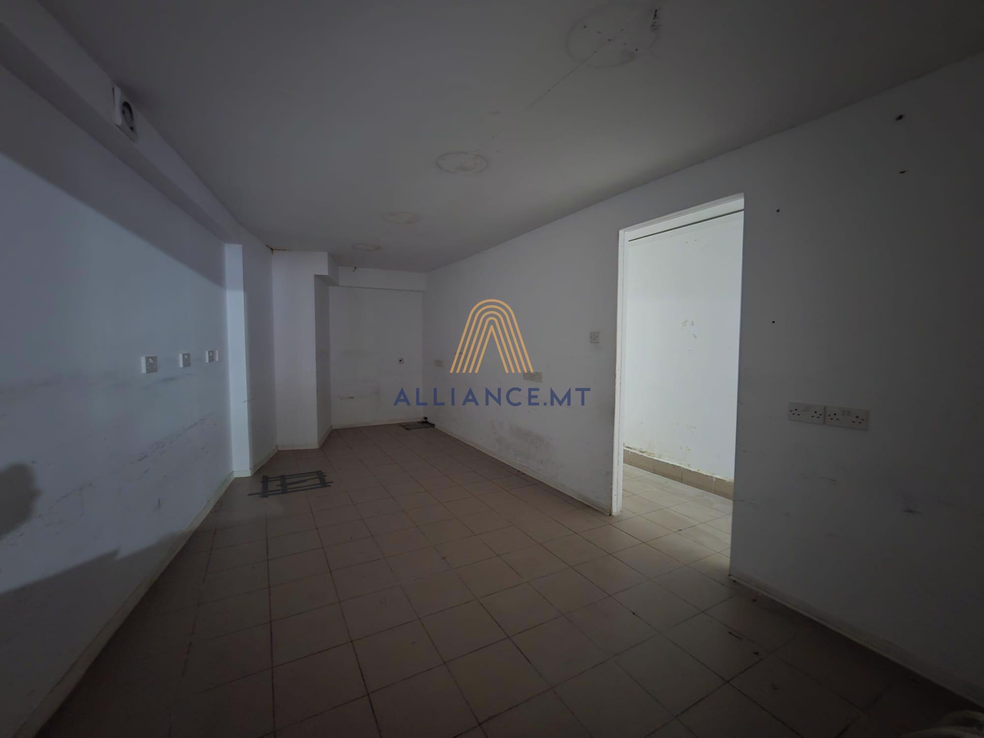 Retail Class 4B for Sale in Qormi — Qormi, Malta — photo 4