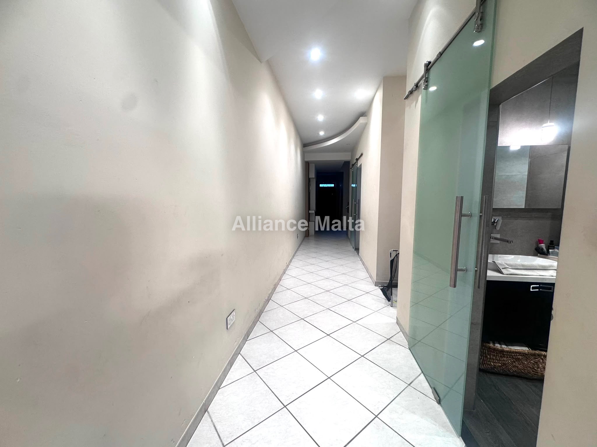 Ghaxaq 3-Bedroom Terraced House with Garage — photo 3