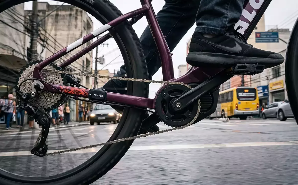Detalhe da pedivela (onde fica o pedal) com um sensor de cadência.